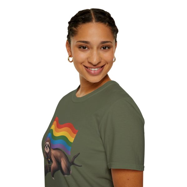 Tshirt Drapeau LGBT paresseux tenant un drapeau arc-en-ciel sur une branche design amusant et coloré pour sensibilisation LGBTQ+ t-shirt - Image 69