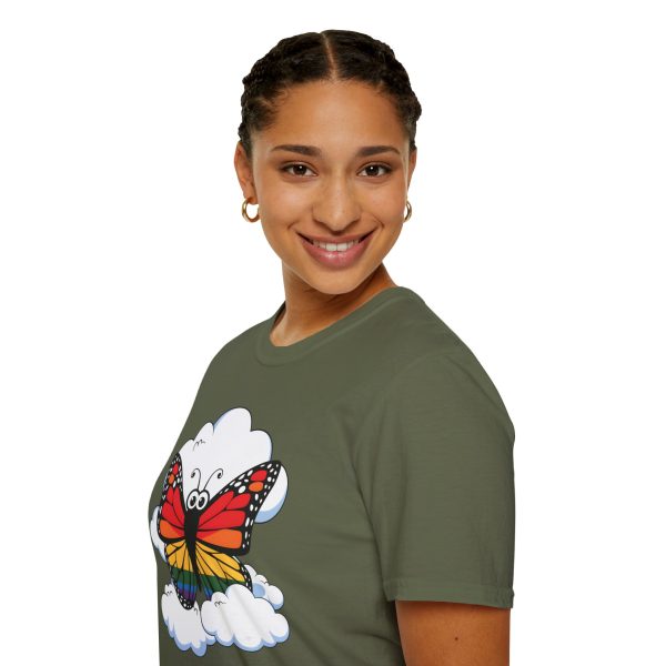 Tshirt Drapeau LGBT papillon assis sur un nuage dans le ciel design poétique et coloré pour sensibilisation et fierté LGBTQ+ shirt t-shirt - Image 69