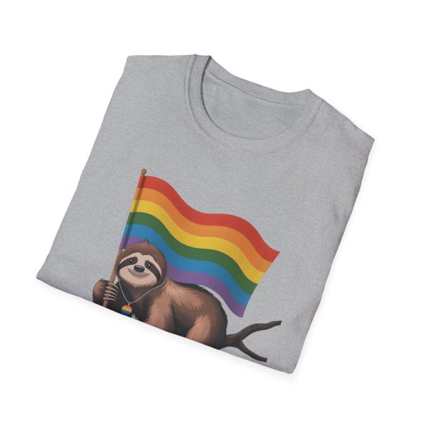 Tshirt Drapeau LGBT paresseux tenant un drapeau arc-en-ciel sur une branche design amusant et coloré pour sensibilisation LGBTQ+ t-shirt - Image 28