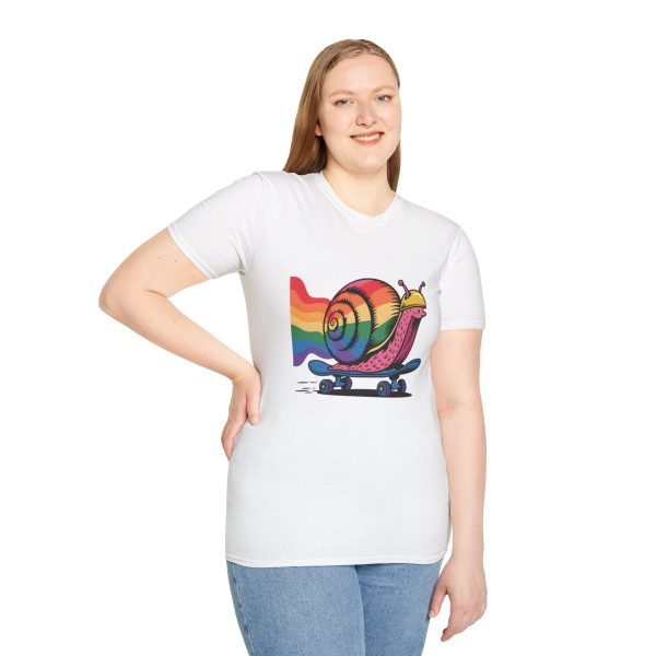 Tshirt LGBTQ+ escargot en skateboard avec fond arc-en-ciel design ludique et vibrant pour célébrer la fierté et inclusion LGBTQ+ t-shirt - Image 17