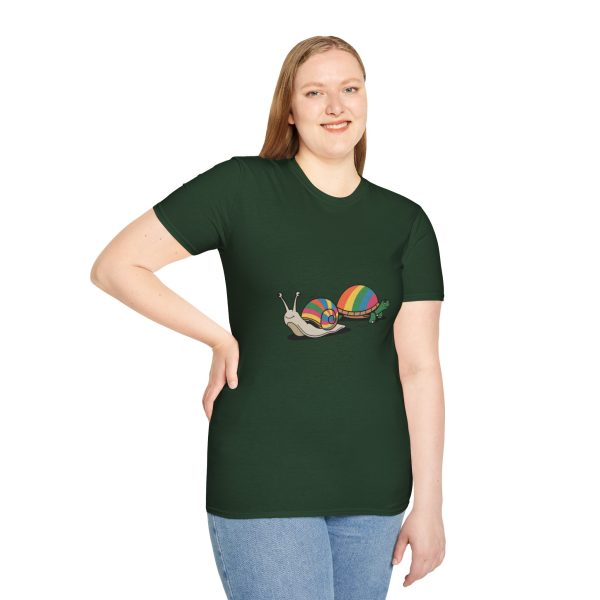 Tshirt LGBT+ deux escargots assis l'un à côté de l'autre design mignon et coloré pour célébrer l'amour et la diversité LGBTQ+ shirt t-shirt - Image 77