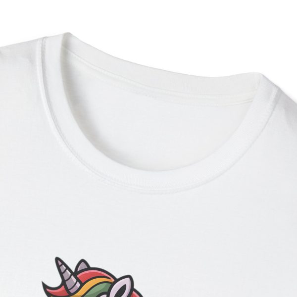 Tshirt Drapeau LGBT licorne sur un skateboard sur fond noir design amusant et coloré pour célébrer la diversité et la fierté LGBTQ+ t-shirt - Image 15