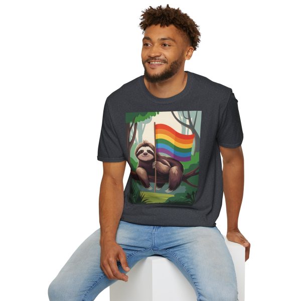 Tshirt Drapeau LGBT paresseux assis sur un arbre tenant un drapeau arc-en-ciel design décontracté et coloré pour fierté LGBTQ+ shirt t-shirt - Image 12