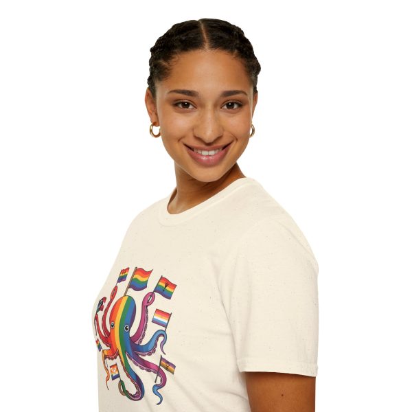 Tshirt Drapeau LGBT pieuvre tenant un drapeau arc-en-ciel et d'autres drapeaux design coloré et amusant pour célébrer LGBTQ+ shirt t-shirt - Image 45