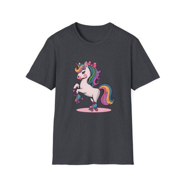 Tshirt Drapeau LGBT licorne sur un skateboard sur fond noir design vibrant et stylé pour sensibilisation à la diversité LGBTQ+ shirt t-shirt