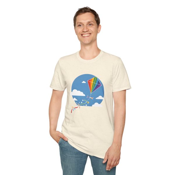 Tshirt LGBT+ cerf-volant avec queue arc-en-ciel volant dans le ciel design joyeux et coloré pour fierté LGBTQ+ shirt t-shirt - Image 43