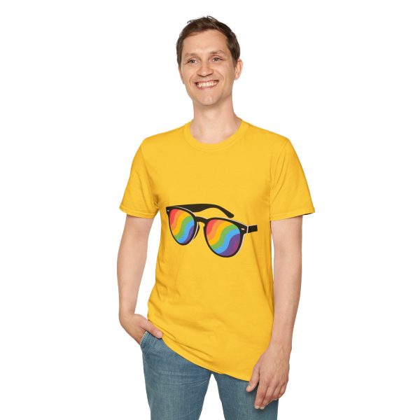 Tshirt LGBT+ lunettes de soleil arc-en-ciel sur fond noir design éclatant pour célébrer la fierté et diversité LGBTQ+ shirt t-shirt - Image 55