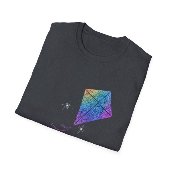 Tshirt Drapeau LGBT cerf-volant coloré volant dans la nuit design symbolique pour célébrer la liberté et la fierté LGBTQ+ shirt t-shirt - Image 4