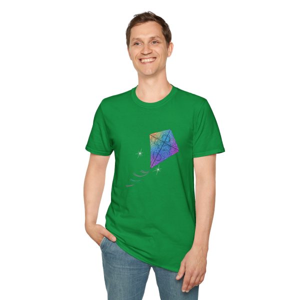 Tshirt Drapeau LGBT cerf-volant coloré volant dans la nuit design symbolique pour célébrer la liberté et la fierté LGBTQ+ shirt t-shirt - Image 91