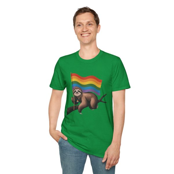 Tshirt Drapeau LGBT paresseux tenant un drapeau arc-en-ciel sur une branche design amusant et coloré pour sensibilisation LGBTQ+ t-shirt - Image 91