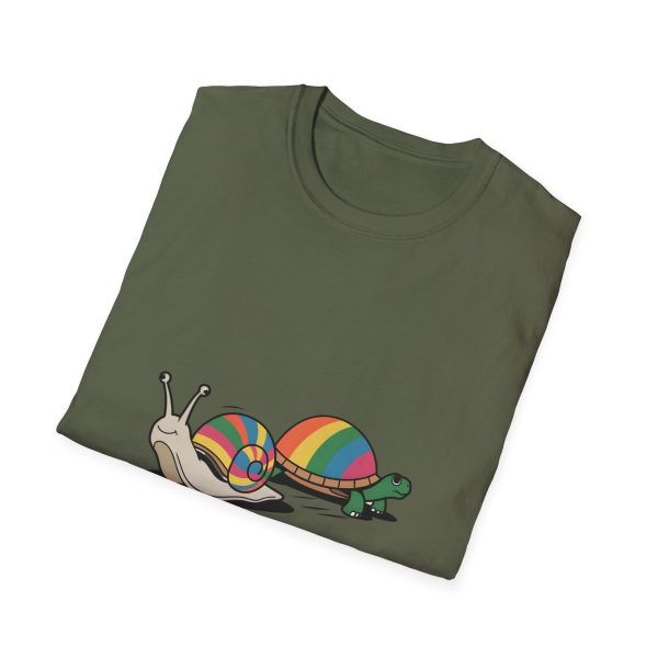 Tshirt LGBT+ deux escargots assis l'un à côté de l'autre design mignon et coloré pour célébrer l'amour et la diversité LGBTQ+ shirt t-shirt - Image 64