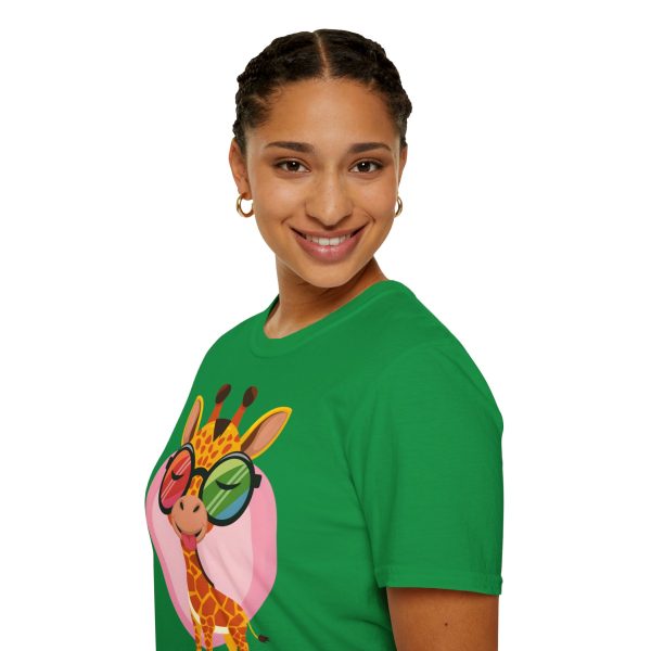 Tshirt LGBT+ girafe avec lunettes et coeur illustration colorée et amusante pour sensibilisation et soutien LGBTQ+ shirt t-shirt - Image 93