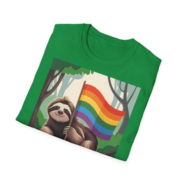 Tshirt Drapeau LGBT paresseux assis sur un arbre tenant un drapeau arc-en-ciel design décontracté et coloré pour fierté LGBTQ+ shirt t-shirt - Image 88