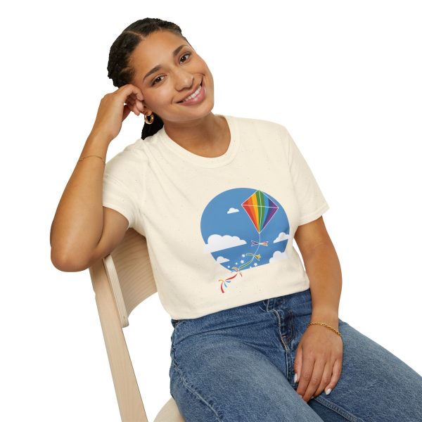 Tshirt LGBT+ cerf-volant avec queue arc-en-ciel volant dans le ciel design joyeux et coloré pour fierté LGBTQ+ shirt t-shirt - Image 46