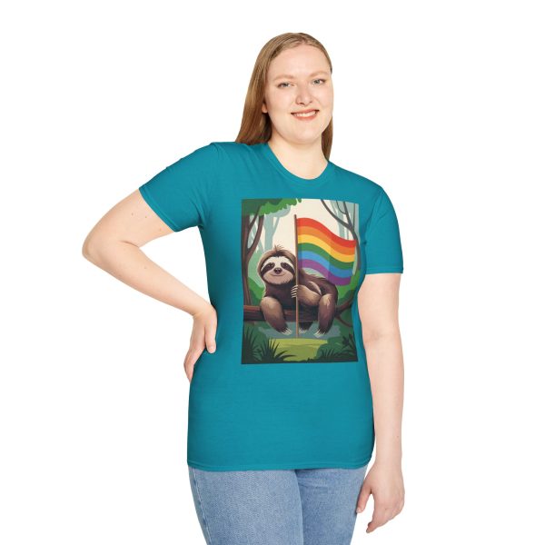 Tshirt Drapeau LGBT paresseux assis sur un arbre tenant un drapeau arc-en-ciel design décontracté et coloré pour fierté LGBTQ+ shirt t-shirt - Image 101