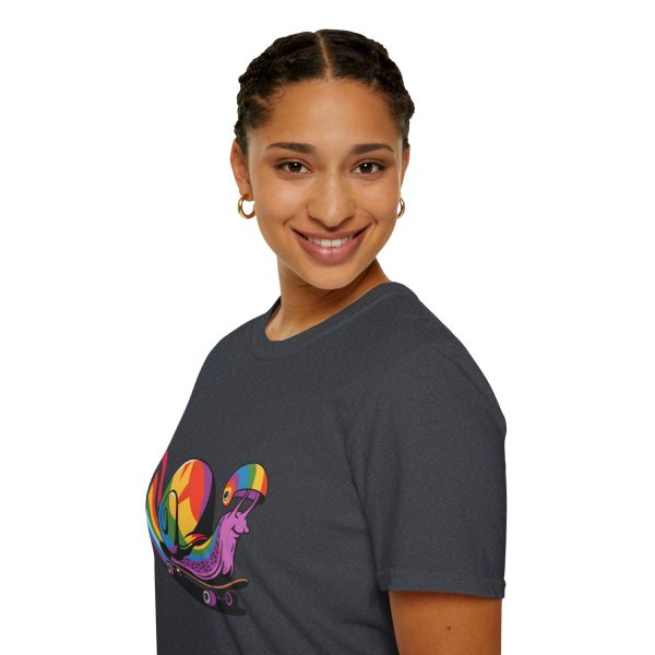 Tshirt LGBT+ escargot sur un skateboard avec roue arc-en-ciel design amusant et coloré pour célébrer la fierté LGBTQ+ shirt t-shirt - Image 9