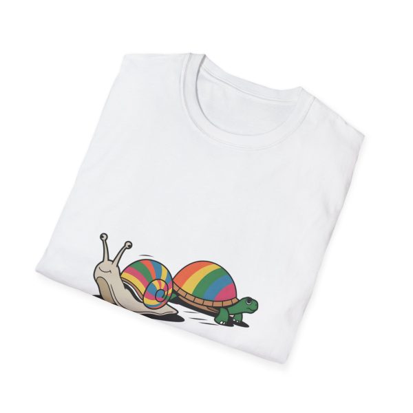 Tshirt LGBT+ deux escargots assis l'un à côté de l'autre design mignon et coloré pour célébrer l'amour et la diversité LGBTQ+ shirt t-shirt - Image 16