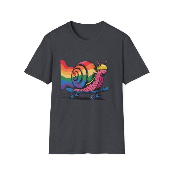 Tshirt LGBTQ+ escargot en skateboard avec fond arc-en-ciel design ludique et vibrant pour célébrer la fierté et inclusion LGBTQ+ t-shirt