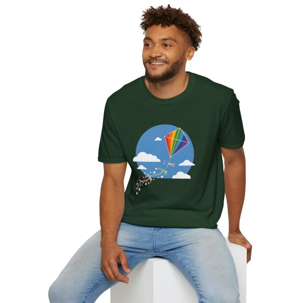 Tshirt LGBT+ cerf-volant avec queue arc-en-ciel volant dans le ciel design joyeux et coloré pour fierté LGBTQ+ shirt t-shirt - Image 84