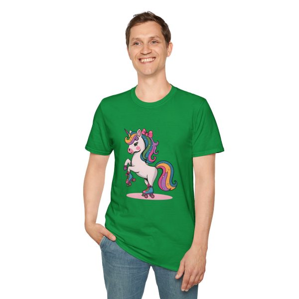 Tshirt Drapeau LGBT licorne sur un skateboard sur fond noir design vibrant et stylé pour sensibilisation à la diversité LGBTQ+ shirt t-shirt - Image 91