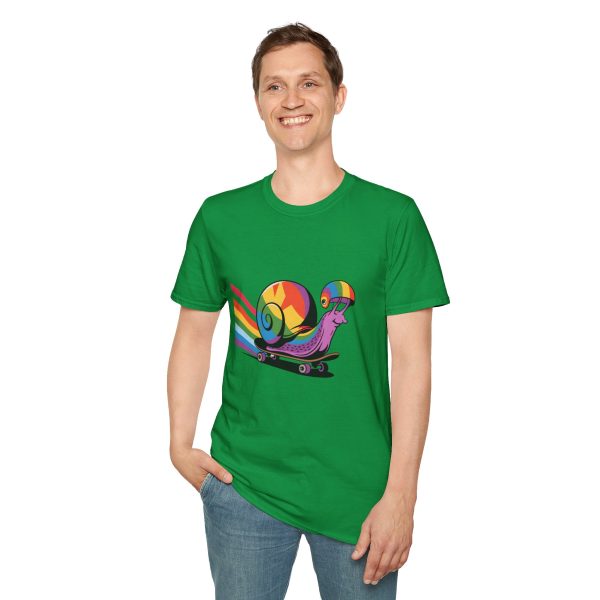 Tshirt LGBT+ escargot sur un skateboard avec roue arc-en-ciel design amusant et coloré pour célébrer la fierté LGBTQ+ shirt t-shirt - Image 91