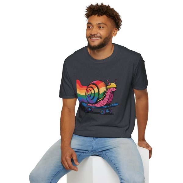 Tshirt LGBTQ+ escargot en skateboard avec fond arc-en-ciel design ludique et vibrant pour célébrer la fierté et inclusion LGBTQ+ t-shirt - Image 12