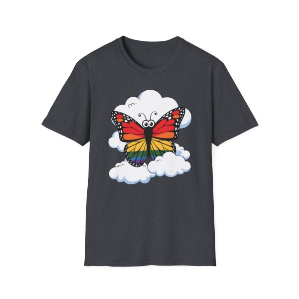 Tshirt Drapeau LGBT papillon assis sur un nuage dans le ciel design poétique et coloré pour sensibilisation et fierté LGBTQ+ shirt t-shirt