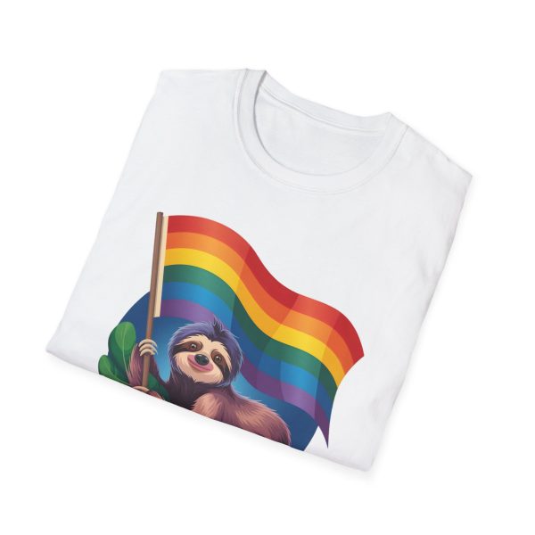 Tshirt Drapeau LGBT paresseux tenant un drapeau arc-en-ciel design amusant et mignon pour sensibilisation et inclusion LGBTQ+ shirt t-shirt - Image 16