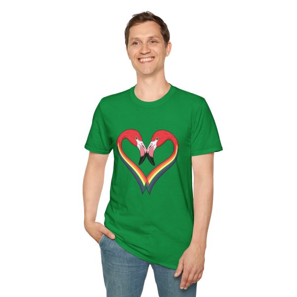 Tshirt LGBT+ flamants roses formant un coeur design symbolique pour célébration de l'amour et fierté LGBTQ+ et diversité shirt t-shirt - Image 91