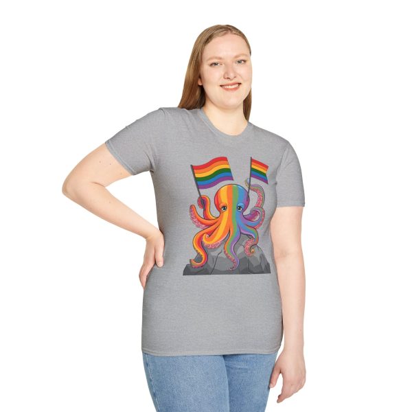 Tshirt LGBTQ+ pieuvre tenant un drapeau arc-en-ciel sur un rocher design vibrant et stylé pour sensibilisation et inclusion LGBTQ+ t-shirt - Image 29