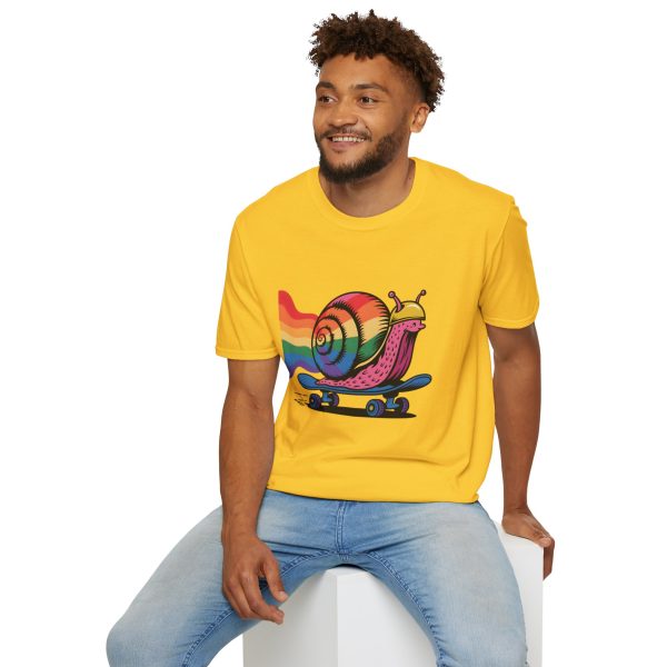 Tshirt LGBTQ+ escargot en skateboard avec fond arc-en-ciel design ludique et vibrant pour célébrer la fierté et inclusion LGBTQ+ t-shirt - Image 60