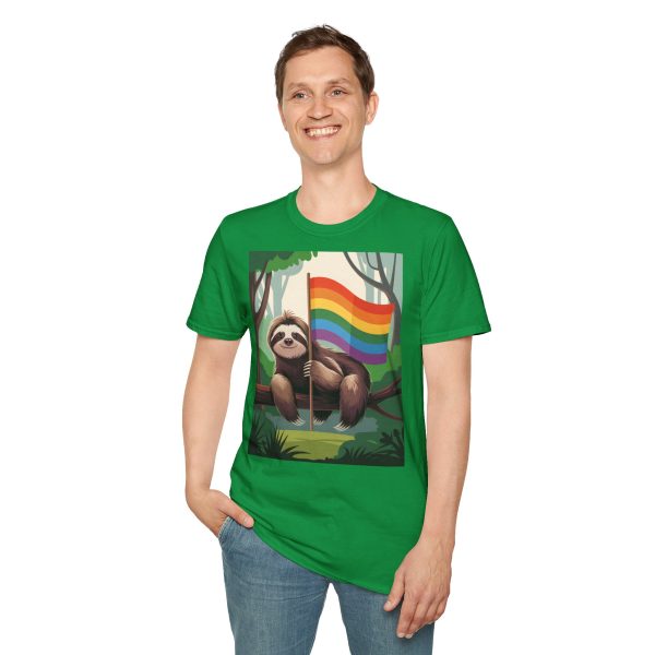 Tshirt Drapeau LGBT paresseux assis sur un arbre tenant un drapeau arc-en-ciel design décontracté et coloré pour fierté LGBTQ+ shirt t-shirt - Image 91