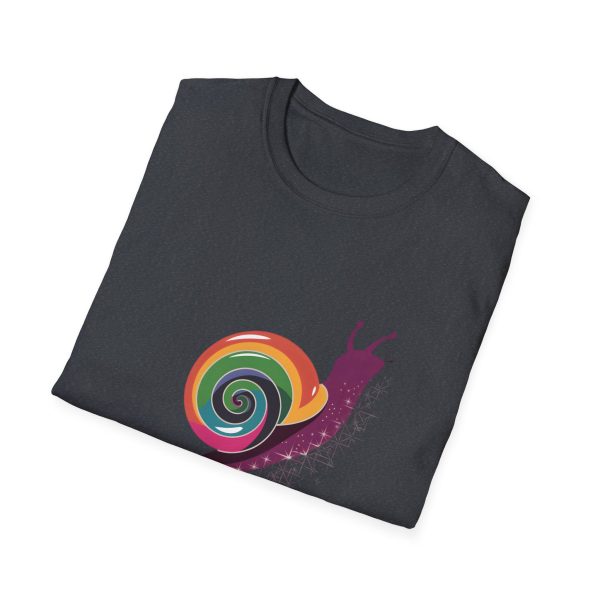 Tshirt Drapeau LGBT escargot assis sur un flocon de neige design mignon et coloré pour sensibilisation à la diversité LGBTQ+ shirt t-shirt - Image 4