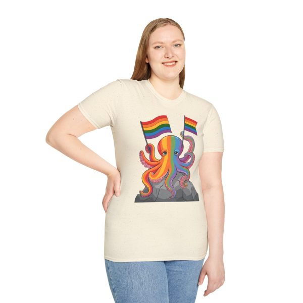 Tshirt LGBTQ+ pieuvre tenant un drapeau arc-en-ciel sur un rocher design vibrant et stylé pour sensibilisation et inclusion LGBTQ+ t-shirt - Image 41