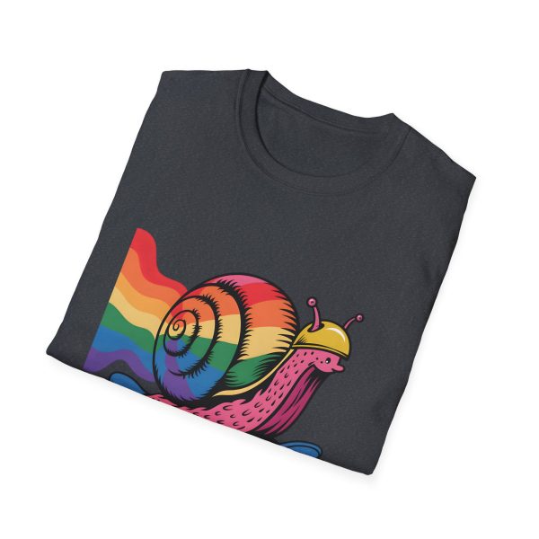 Tshirt LGBTQ+ escargot en skateboard avec fond arc-en-ciel design ludique et vibrant pour célébrer la fierté et inclusion LGBTQ+ t-shirt - Image 4