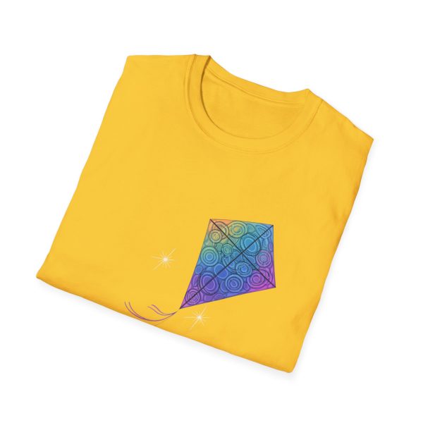 Tshirt Drapeau LGBT cerf-volant coloré volant dans la nuit design symbolique pour célébrer la liberté et la fierté LGBTQ+ shirt t-shirt - Image 52