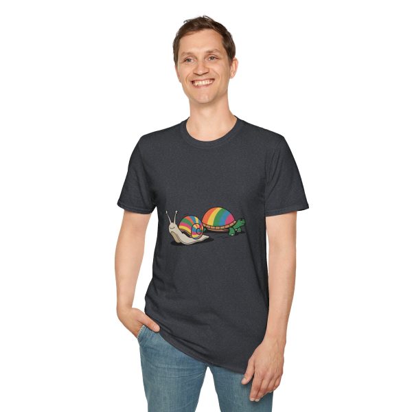 Tshirt LGBT+ deux escargots assis l'un à côté de l'autre design mignon et coloré pour célébrer l'amour et la diversité LGBTQ+ shirt t-shirt - Image 7