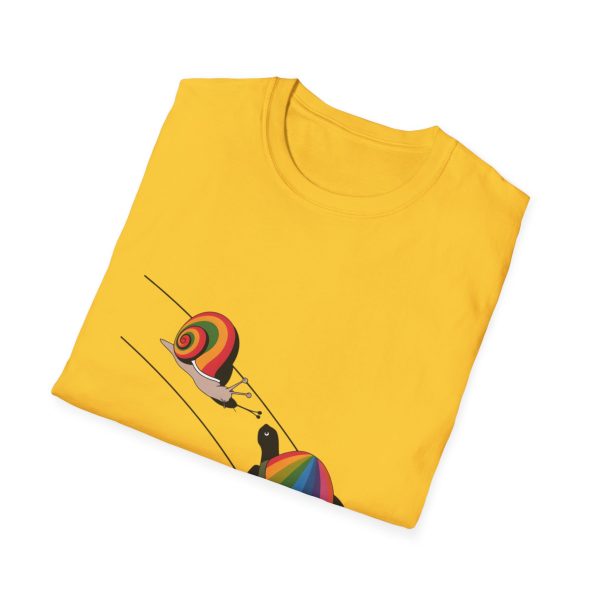 Tshirt Drapeau LGBT escargot avec coquille arc-en-ciel sur fond noir design stylé et vibrant pour sensibilisation LGBTQ+ shirt t-shirt - Image 52