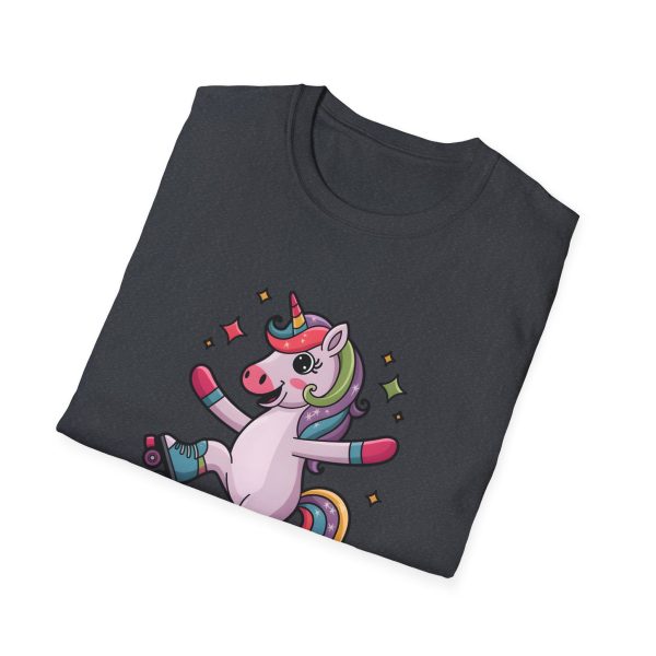 Tshirt LGBTQ+ licorne en skateboard sur fond noir design cool et coloré pour soutien à la fierté et diversité de la communauté LGBT+ t-shirt - Image 4