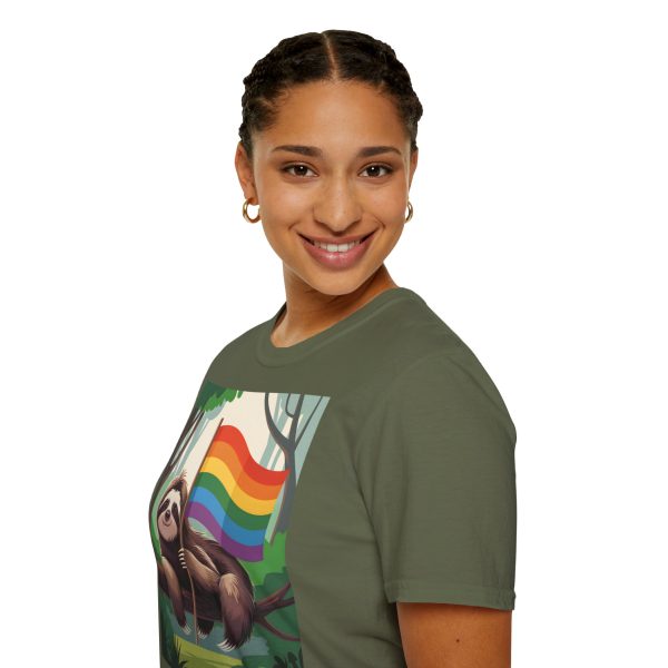 Tshirt Drapeau LGBT paresseux assis sur un arbre tenant un drapeau arc-en-ciel design décontracté et coloré pour fierté LGBTQ+ shirt t-shirt - Image 69