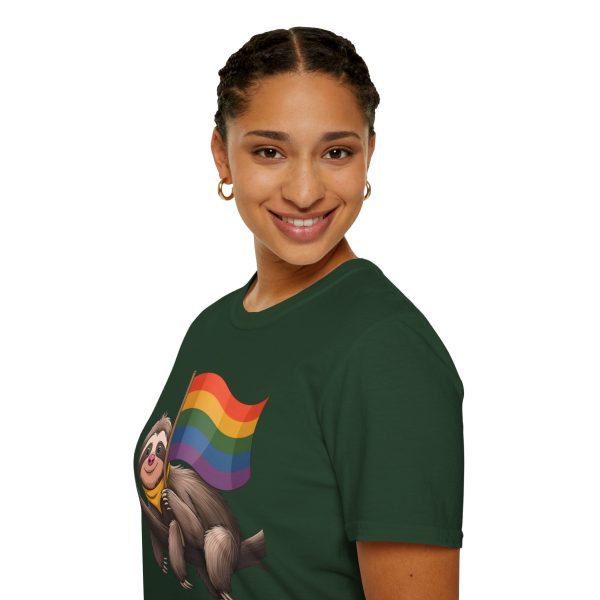 Tshirt Drapeau LGBT paresseux tenant un drapeau arc-en-ciel sur une branche design amusant pour soutien et sensibilisation LGBTQ+ t-shirt - Image 81