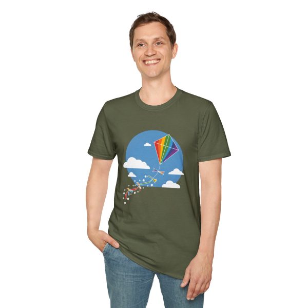 Tshirt LGBT+ cerf-volant avec queue arc-en-ciel volant dans le ciel design joyeux et coloré pour fierté LGBTQ+ shirt t-shirt - Image 67