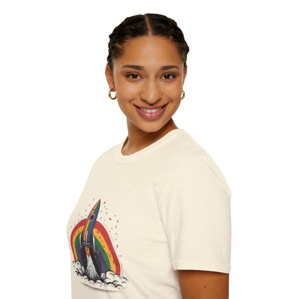 Tshirt LGBT+ fusée avec arc-en-ciel en arrière-plan design futuriste et coloré pour fierté et soutien à la communauté LGBTQ+ shirt t-shirt - Image 45