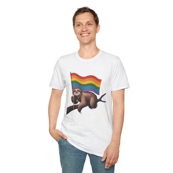 Tshirt Drapeau LGBT paresseux tenant un drapeau arc-en-ciel sur une branche design amusant et coloré pour sensibilisation LGBTQ+ t-shirt - Image 19