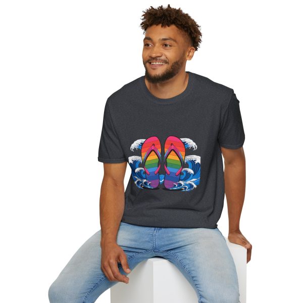 Tshirt LGBT+ tongs flottant dans l'eau design coloré et décontracté pour célébrer la fierté LGBTQ+ et l'amour universel shirt t-shirt - Image 12