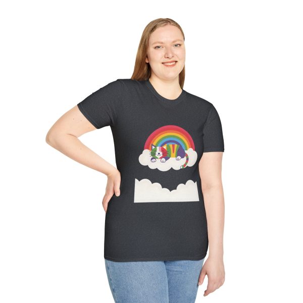 Tshirt LGBTQ+ chat dormant sur un nuage avec arc-en-ciel en arrière-plan design mignon et apaisant pour fierté LGBTQ+ shirt t-shirt - Image 5