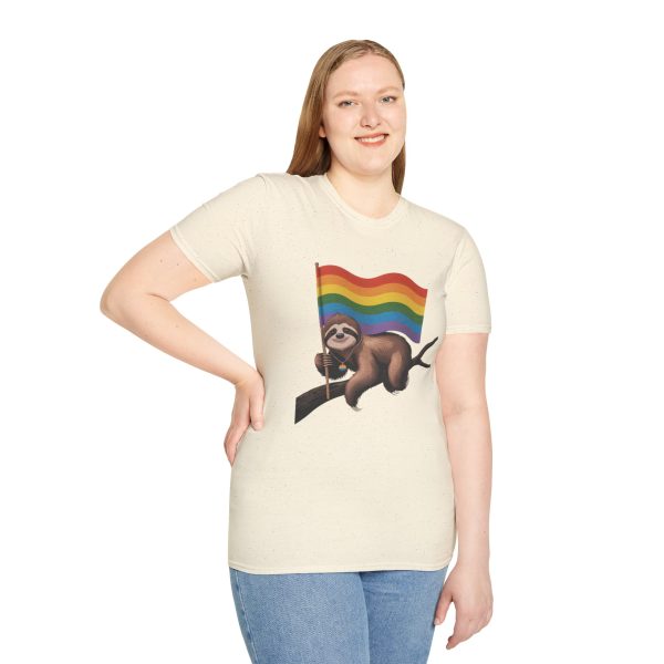 Tshirt Drapeau LGBT paresseux tenant un drapeau arc-en-ciel sur une branche design amusant et coloré pour sensibilisation LGBTQ+ t-shirt - Image 41