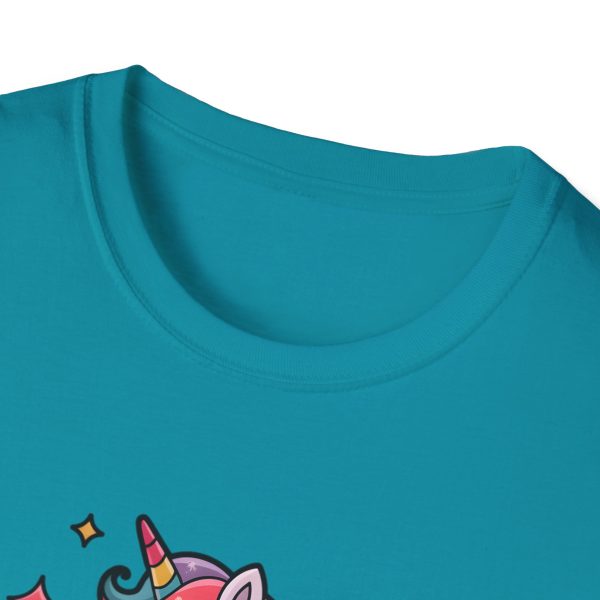 Tshirt LGBTQ+ licorne en skateboard sur fond noir design cool et coloré pour soutien à la fierté et diversité de la communauté LGBT+ t-shirt - Image 99