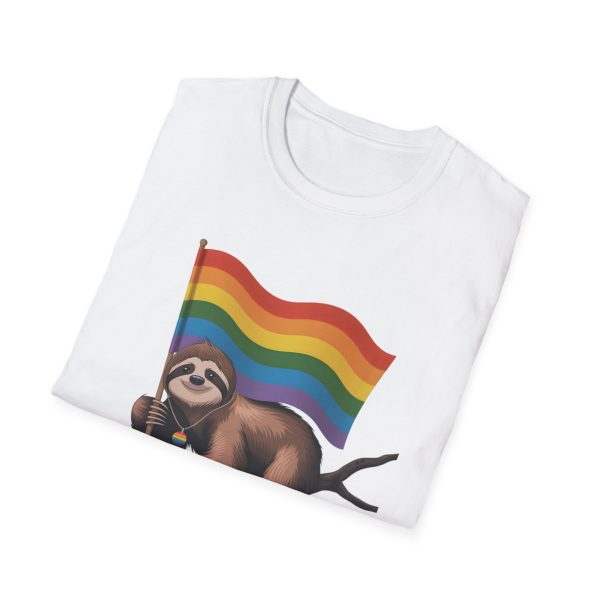 Tshirt Drapeau LGBT paresseux tenant un drapeau arc-en-ciel sur une branche design amusant et coloré pour sensibilisation LGBTQ+ t-shirt - Image 16