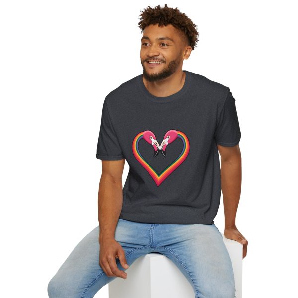 Tshirt Drapeau LGBT flamants roses en forme de coeur fond noir design romantique et symbolique pour célébrer l'amour LGBTQ+ t-shirt - Image 12